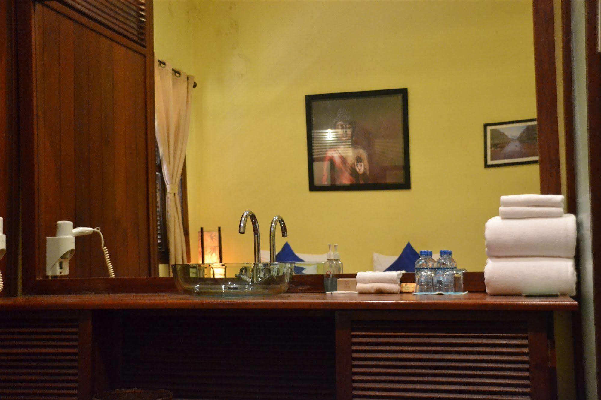 Inthira Thakhek Hotel Bagian luar foto