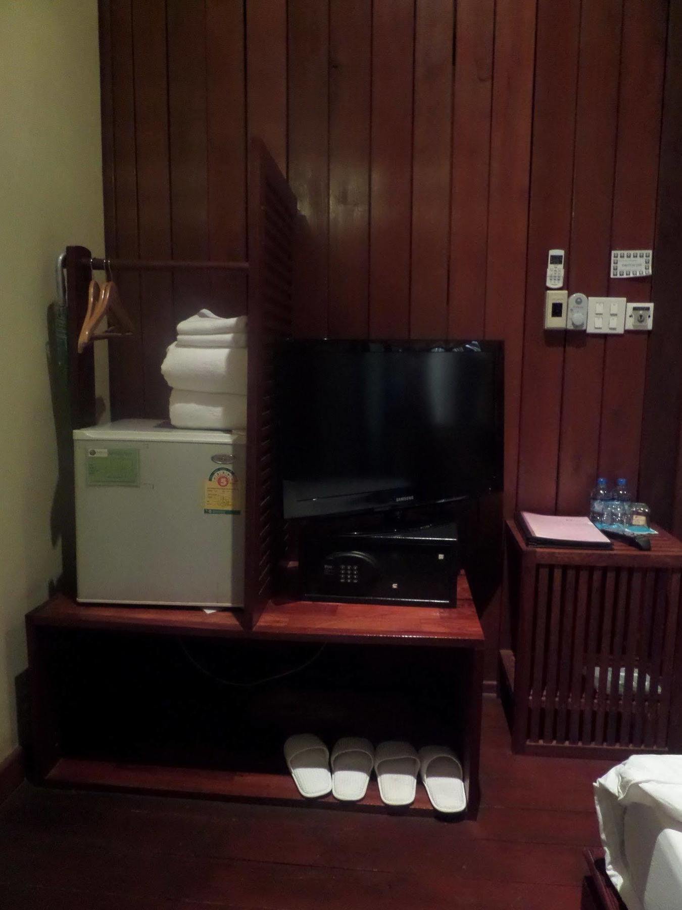 Inthira Thakhek Hotel Bagian luar foto